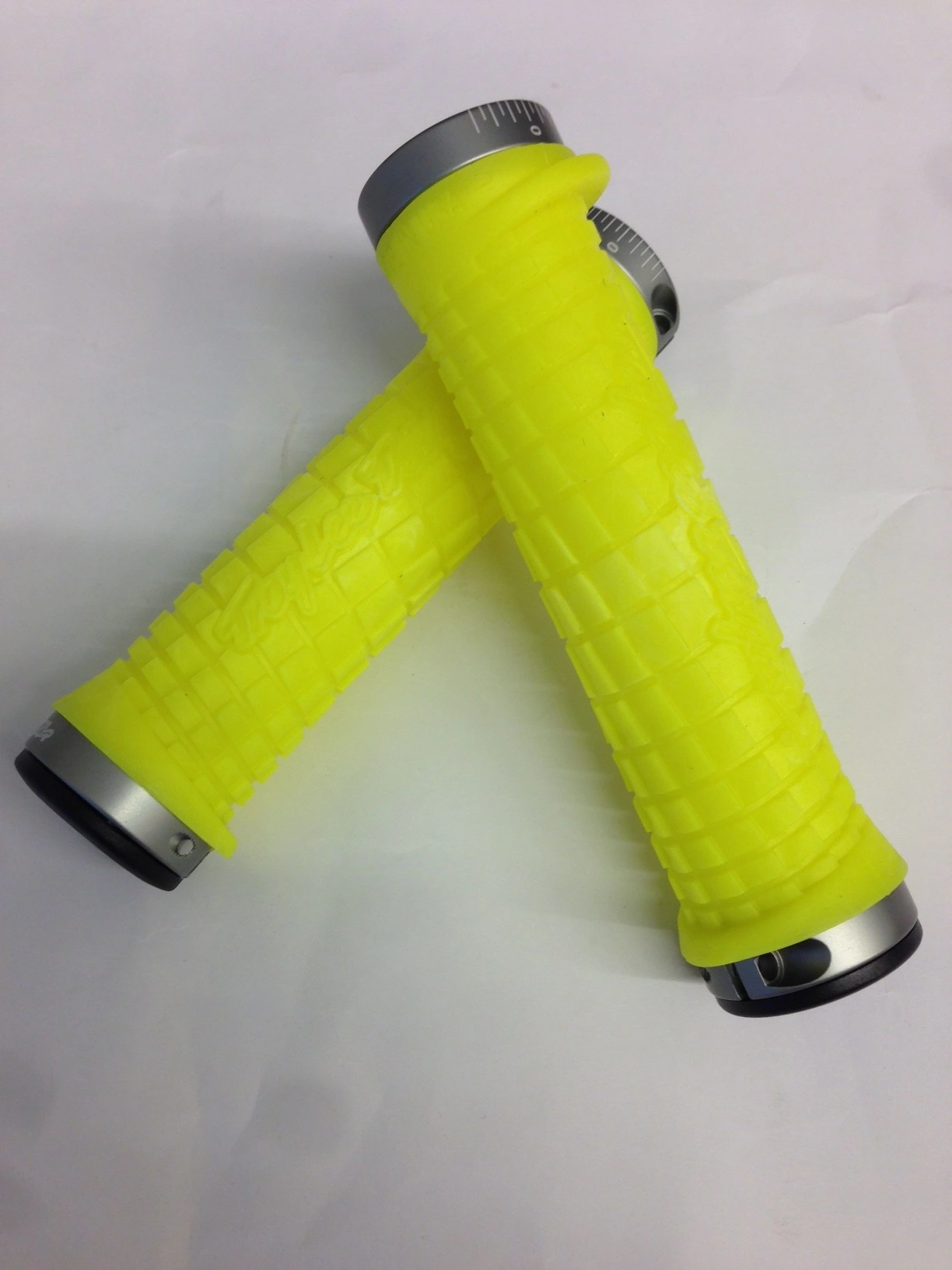 ODI Troy Lee Designs Signature Series Lock-On Grips Yellow Lenkergriffe 1 ODI Troy Lee Designs Signature Series Lock-On Grips Yellow Lenkergriffe